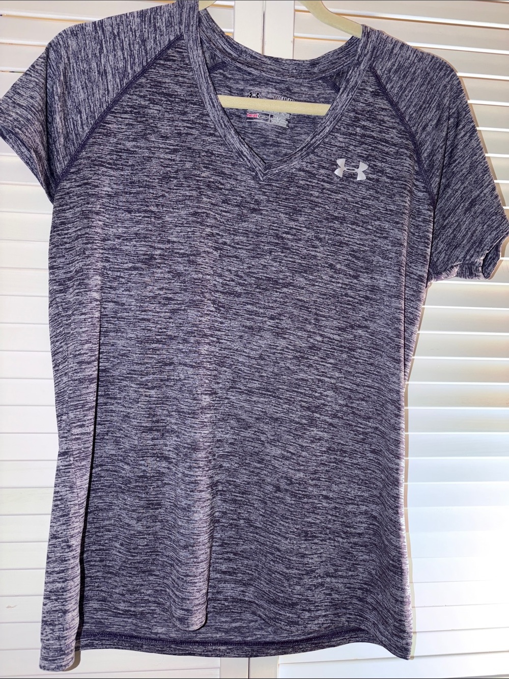 Under Armour Women’s Tech V Neck Short Sleeve T-Shirt in a Purple Yarn Fabric M